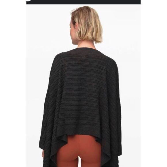 Lululemon Forward Flow Poncho in Heathered Black OS - Picture 4 of 8